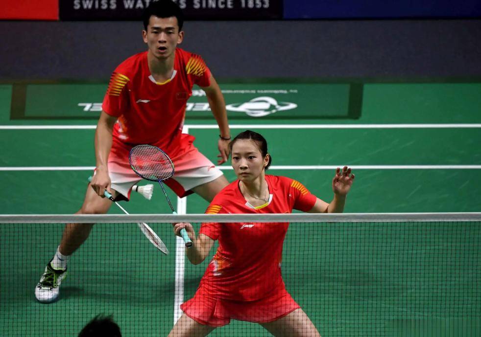 羽毛球平射发球算违规吗？答案是：不！但极易踩中这些“雷区”