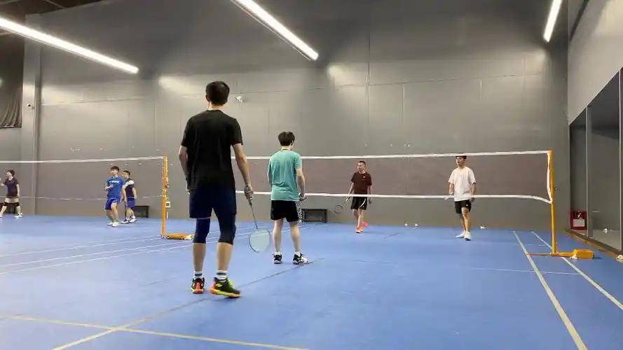 羽毛球平射发球算违规吗？答案是：不！但极易踩中这些“雷区”